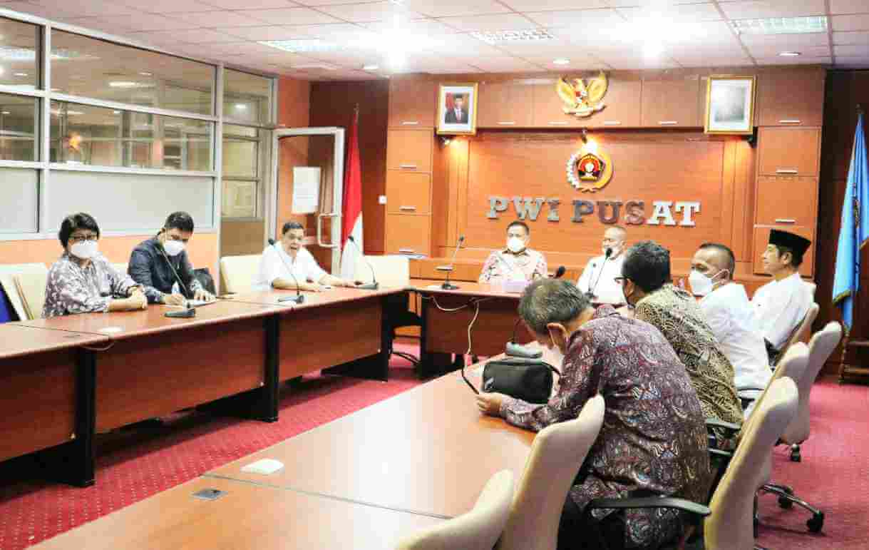 Gubernur Sulut Olly Dondokambey saat bertandang ke Kantor PWI sebelum menerima penghargaan sebagai mitra pers. (Foto:Istimewa)