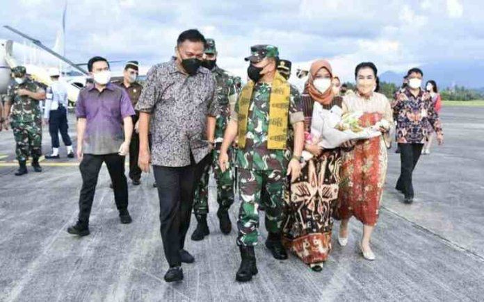Gubernur Olly saat menyambut Kedatangan Kasad Jenderal TNI Dudung Abdurachman. (Foto:Istimewa)
