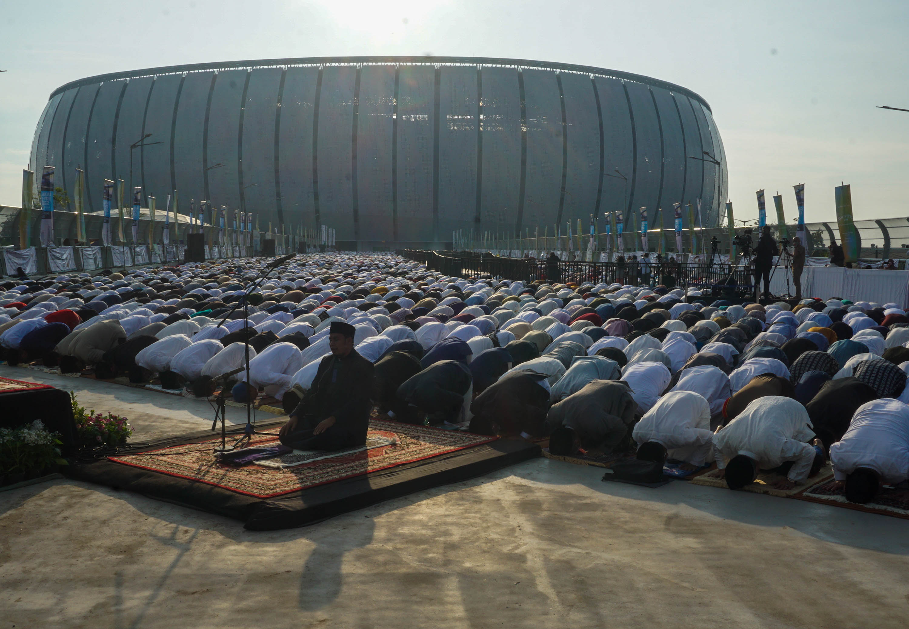 Umat muslim melaksanakan shalat Idul Fitri di pelataran stadion Jakarta International Stadium (JIS) Jakarta, Senin, 2 Mei 2022. Foto: Ismail Pohan/TrenAsia