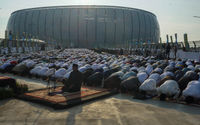 Umat muslim melaksanakan shalat Idul Fitri di pelataran stadion Jakarta International Stadium (JIS) Jakarta, Senin, 2 Mei 2022. Foto: Ismail Pohan/TrenAsia