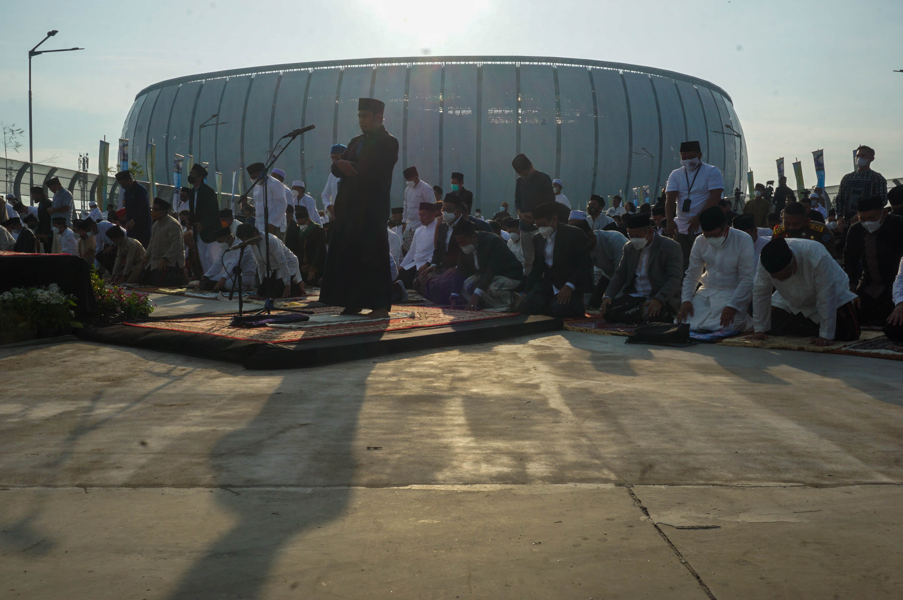Umat muslim melaksanakan shalat Idul Fitri di pelataran stadion Jakarta International Stadium (JIS) Jakarta, Senin, 2 Mei 2022. Foto: Ismail Pohan/TrenAsia
