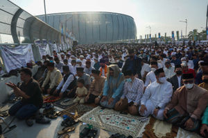 Shalat Idul Fitri Stadion JIS.jpg