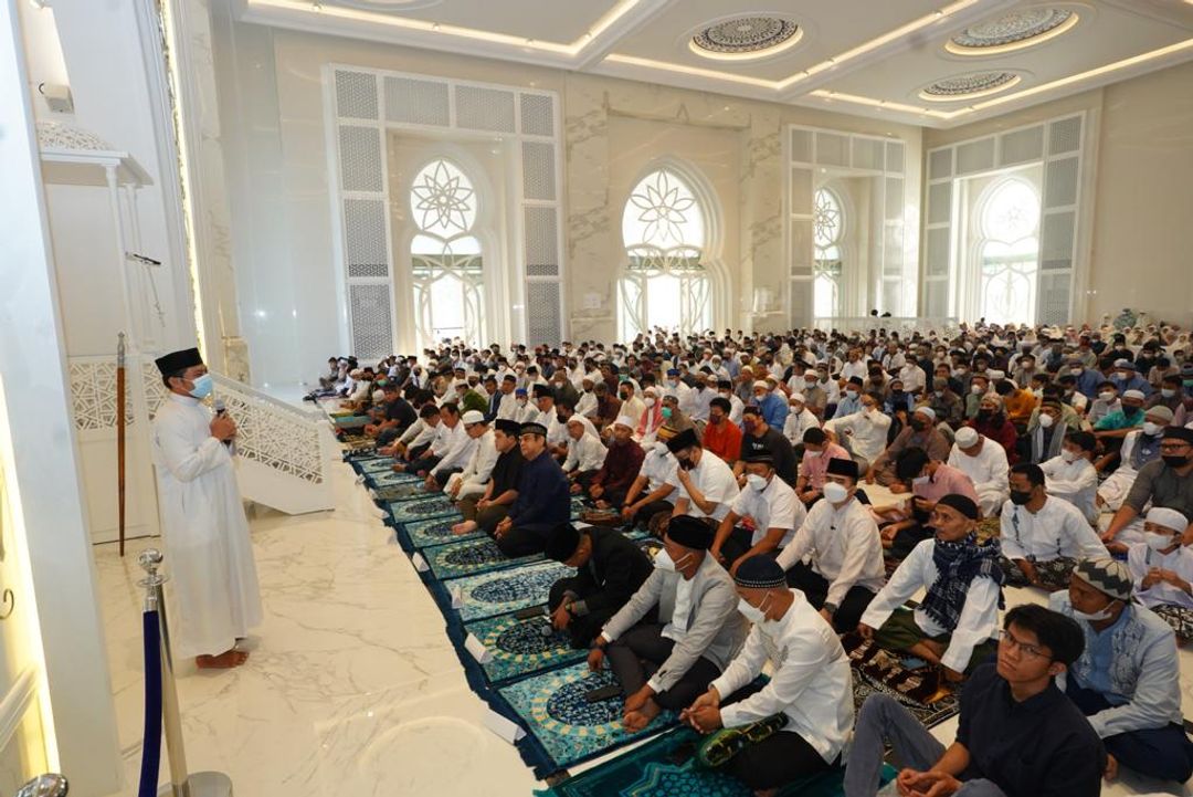 Suasana Salat Id 1443 H di Masjid At-Thohir, Cimanggis, Depok, Jawa Barat, Senin, 2 Mei 2022