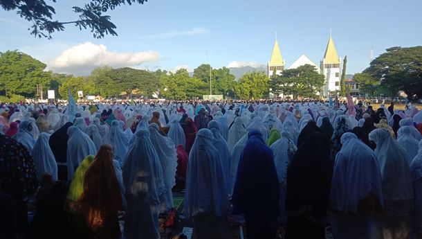 Umat Muslim di Kabupaten Sikka Sholat Ied di Lapangan Kota Baru, Maumere