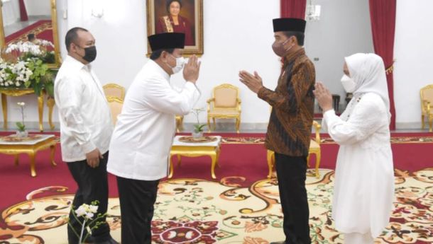 Momen Idulfitri 1443 H: Presiden Jokowi dan Menhan Praaboro Makan Opor Bersama