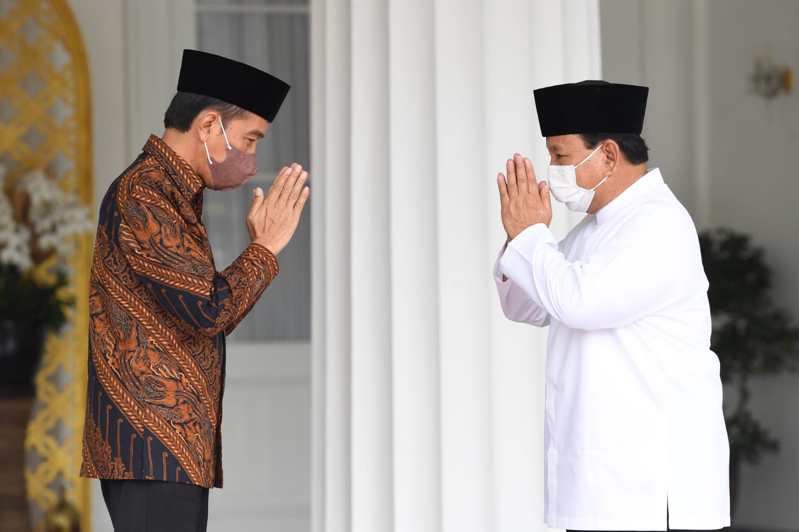 Presiden Jokowi dan Menhan Prabowo bersilaturahmi di Gedung Agung, Istana Kepresidenan Yogyakarta, Senin (02/05/2022). 
