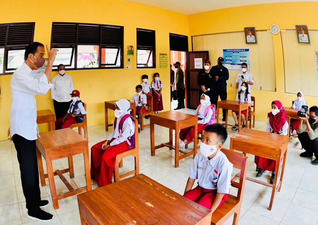 Presiden Jokowi meninjau pelaksanaan vaksinasi anak usia 6-11 tahun di SDN 3 Nglinduk, Grobogan, Jateng, Rabu (05/01/2022)