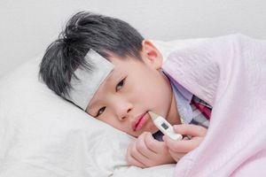 Ilustrasi demam pada anak.