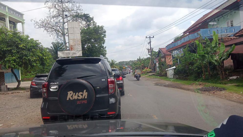 Macet di lintas tengah Sumsel