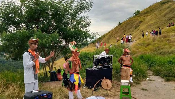 Anggota DPRD Mabar Kritik Keras Seniman yang Lakukan Pementasan 'Caci' di Sembarang Tempat di Labuan Bajo