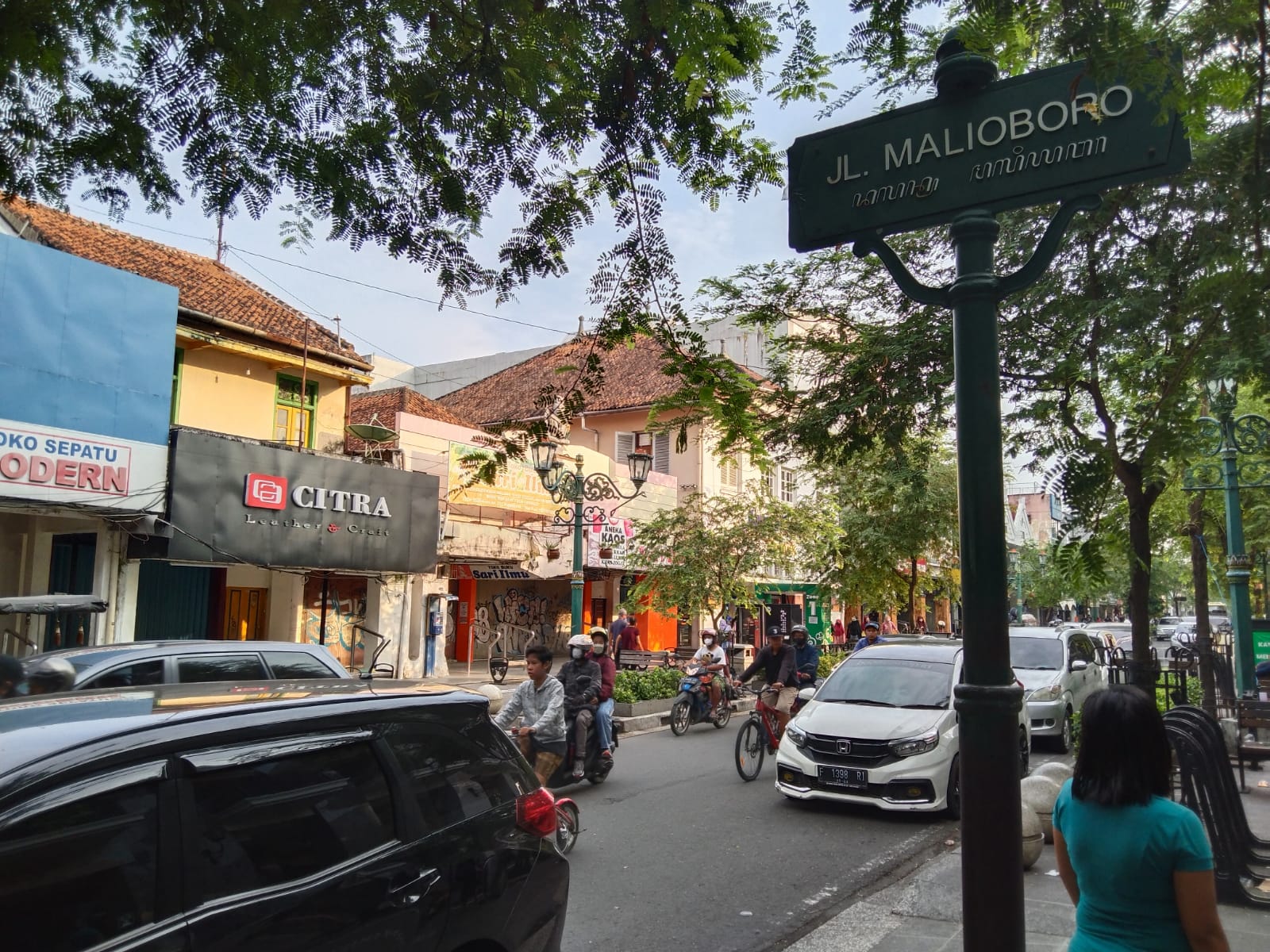 Banyak mobil parkir di Jalan Malioboro pada Kamis (5/5/2022) pagi.