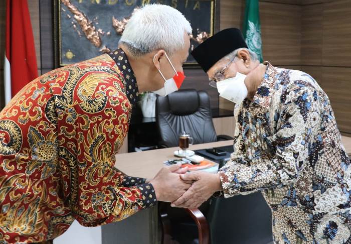 Gubernur Jateng, Ganjar Pranowo (kiri) silahturahmi ke ketua umum PP Muhammadiyah Haedhar Nashir di Yogyakarta, Kamis (5/5).