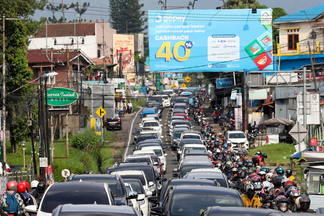 Kepadatan kendaraan wisatawan dan pemudik pada H+2 Lebaran di Jalan Raya Puncak, Cisarua, Kabupaten Bogor, Jawa Barat, Kamis, 5 Mei 2022. Foto: Ismail Pohan/TrenAsia