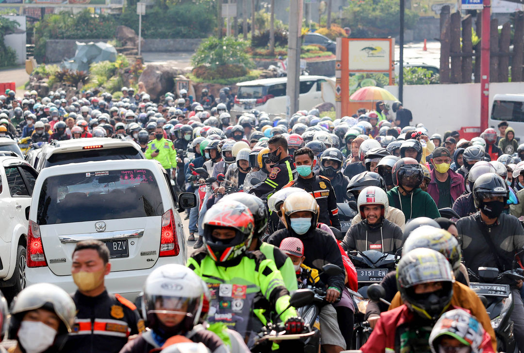 Kepadatan kendaraan wisatawan dan pemudik pada H+2 Lebaran di Jalan Raya Puncak, Cisarua, Kabupaten Bogor, Jawa Barat, Kamis, 5 Mei 2022. Foto: Ismail Pohan/TrenAsia