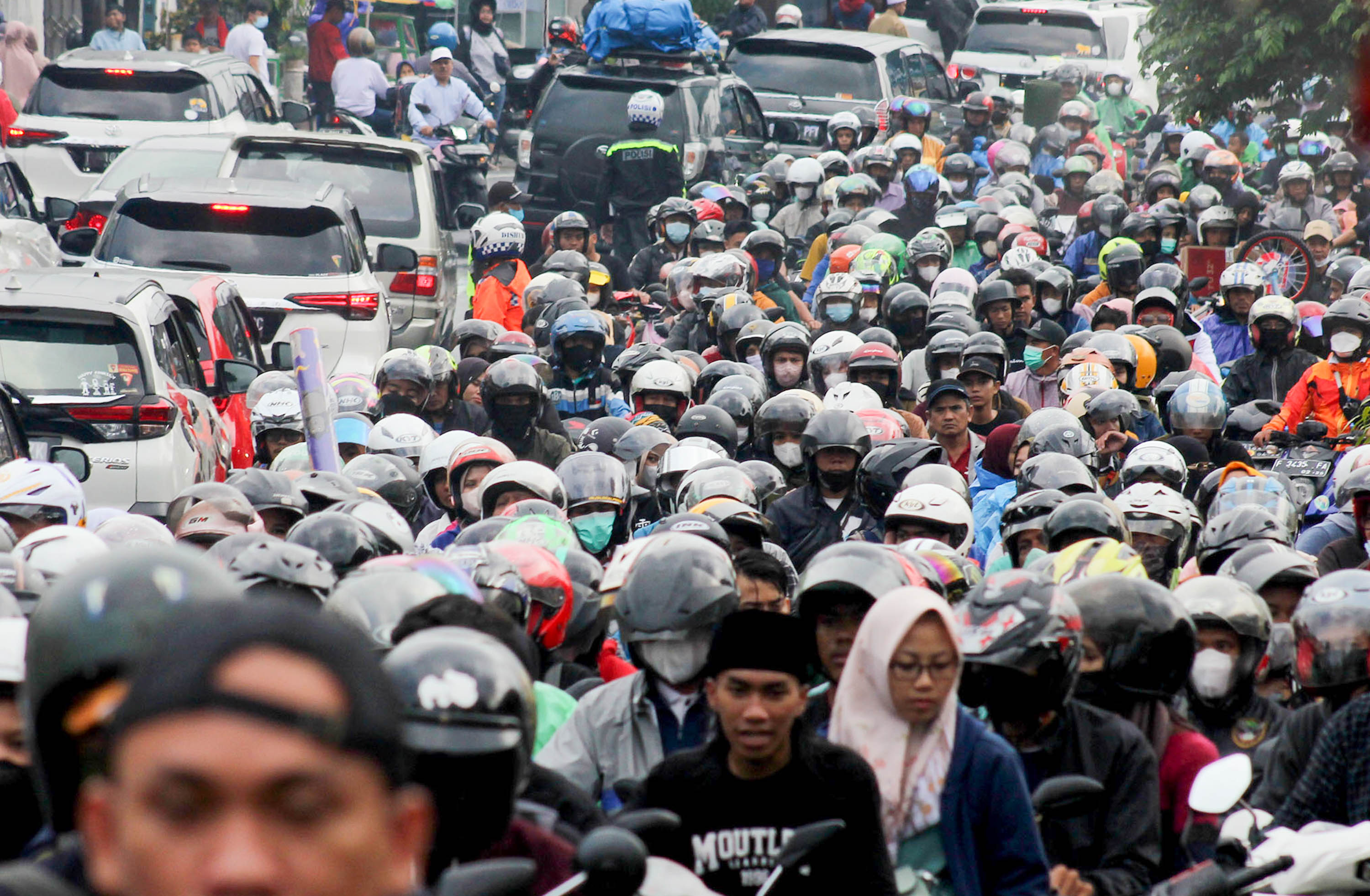 Kepadatan kendaraan wisatawan dan pemudik pada H+2 Lebaran di Jalan Raya Puncak, Cisarua, Kabupaten Bogor, Jawa Barat, Kamis, 5 Mei 2022. Foto: Ismail Pohan/TrenAsia