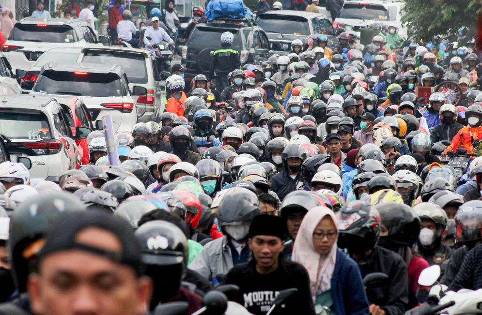 Kepadatan kendaraan wisatawan dan pemudik pada H+2 Lebaran di Jalan Raya Puncak, Cisarua, Kabupaten Bogor, Jawa Barat, Kamis, 5 Mei 2022.