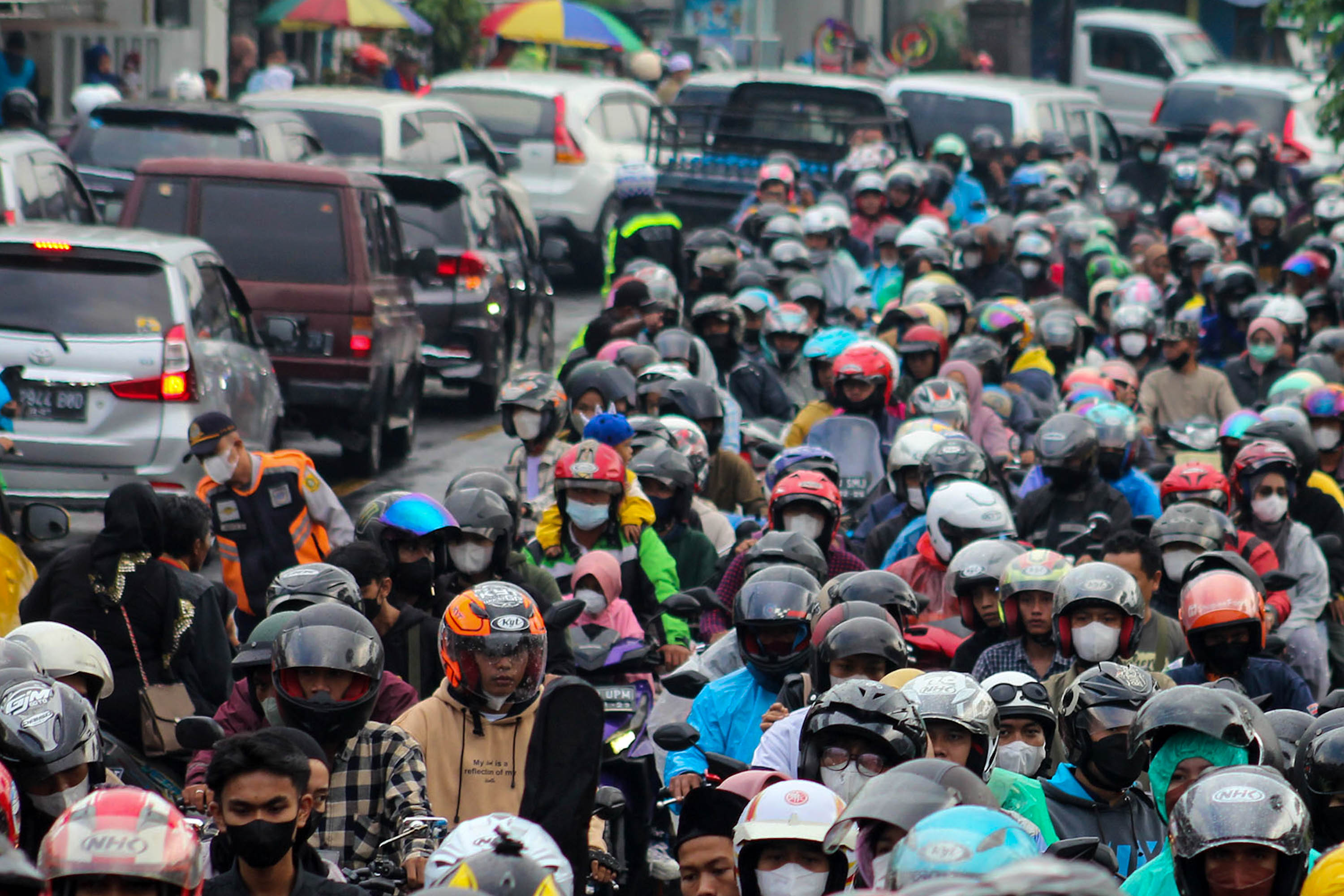 Kepadatan kendaraan wisatawan dan pemudik pada H+2 Lebaran di Jalan Raya Puncak, Cisarua, Kabupaten Bogor, Jawa Barat, Kamis, 5 Mei 2022. Foto: Ismail Pohan/TrenAsia