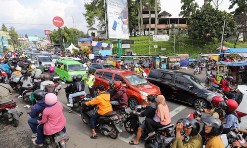 Macet Jalur Puncak.jpg