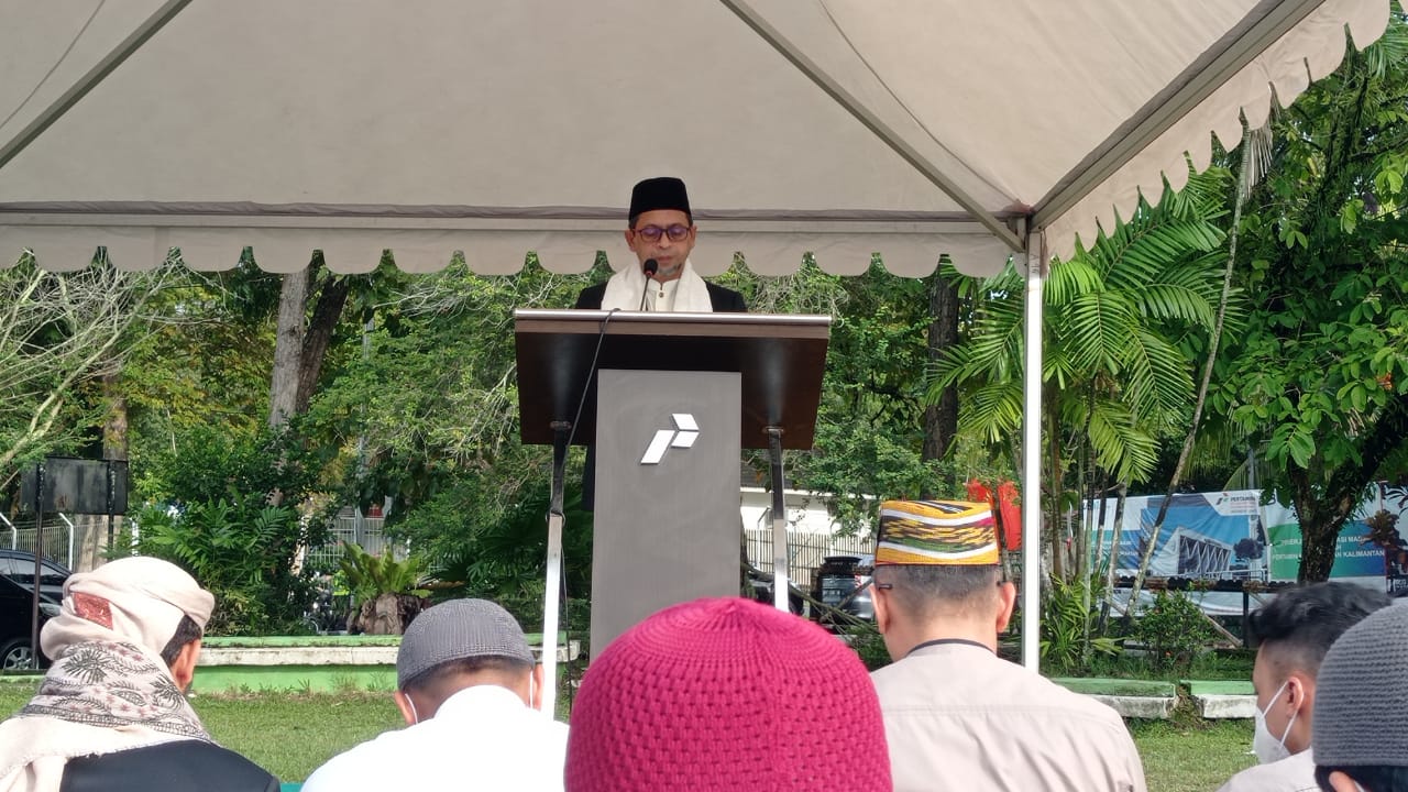 Wagub Hadi Mulyadi menjadi khotib salat Idulfitri 1443 H di Lapangan Merdeka Balikpapan.