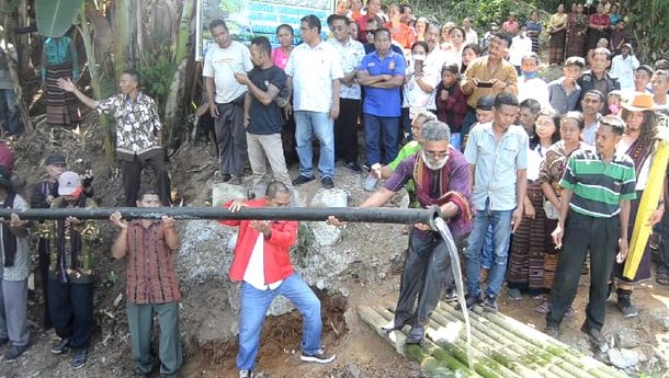 Gelimang Air Mata Warga Lamahelan-Flores Timur Saat Menyambut Air Bersih