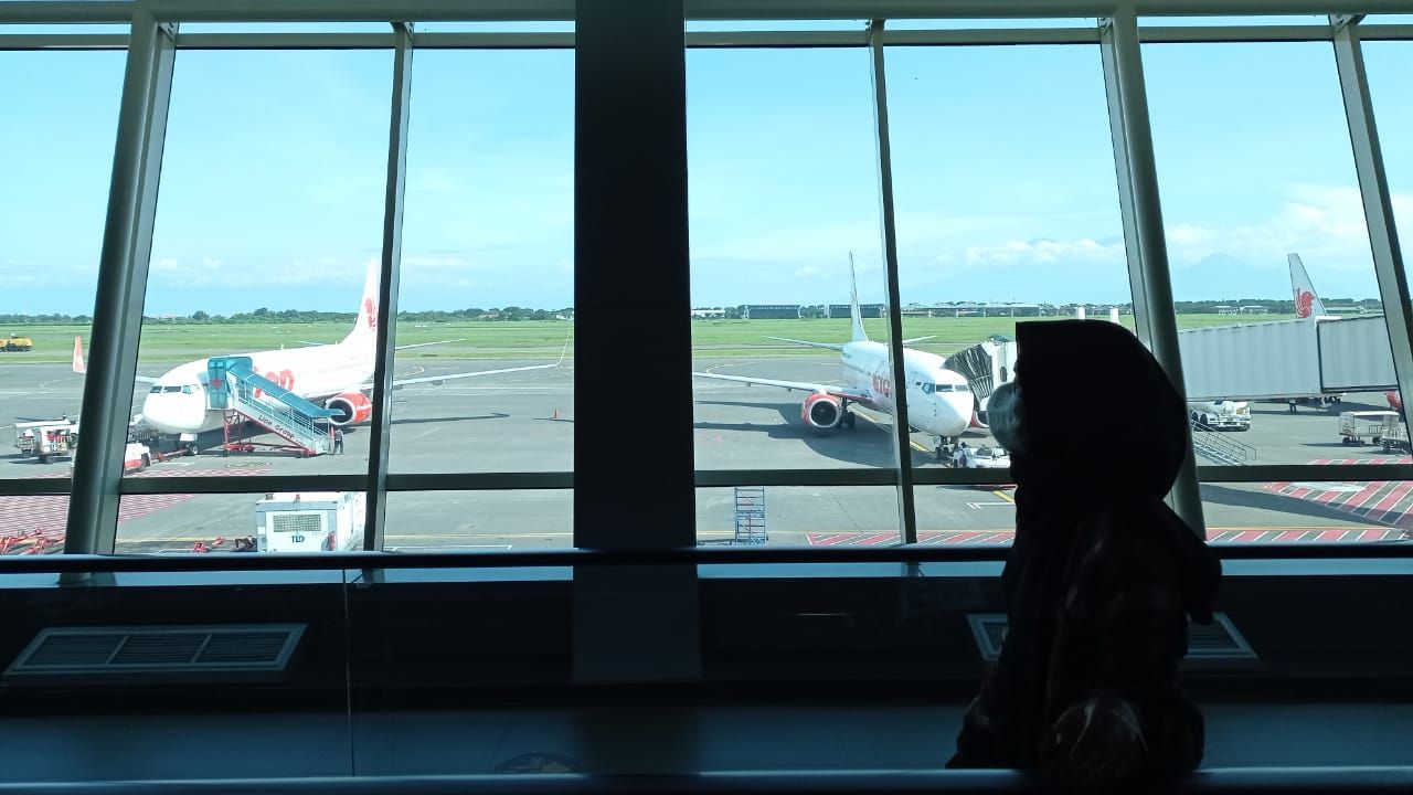 Seorang penumpang melintas di ruang tunggu bandara. Arus balik di Kalimantan Timur mulai padat sejak H+4 Lebaran.