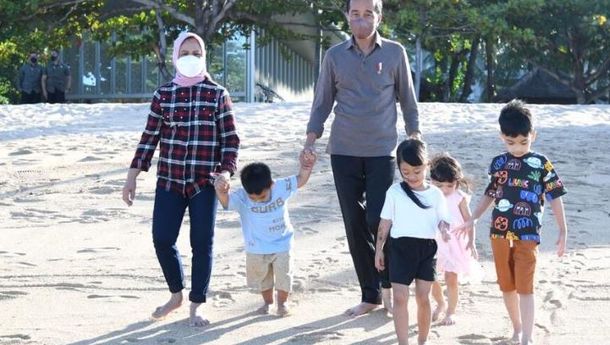 Bersama Cucu, Presiden Jokowi dan Ibu Negara Menikmati Pantai Nusa Dua Bali
