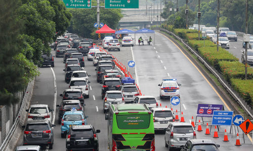 Kendaraan mengantre saat penutupan Jalan Tol Dalam Kota yang mengarah ke Tol Cikampek di Jakarta, Sabtu, 7 Mei 2022. Foto: Ismail Pohan/TrenAsia