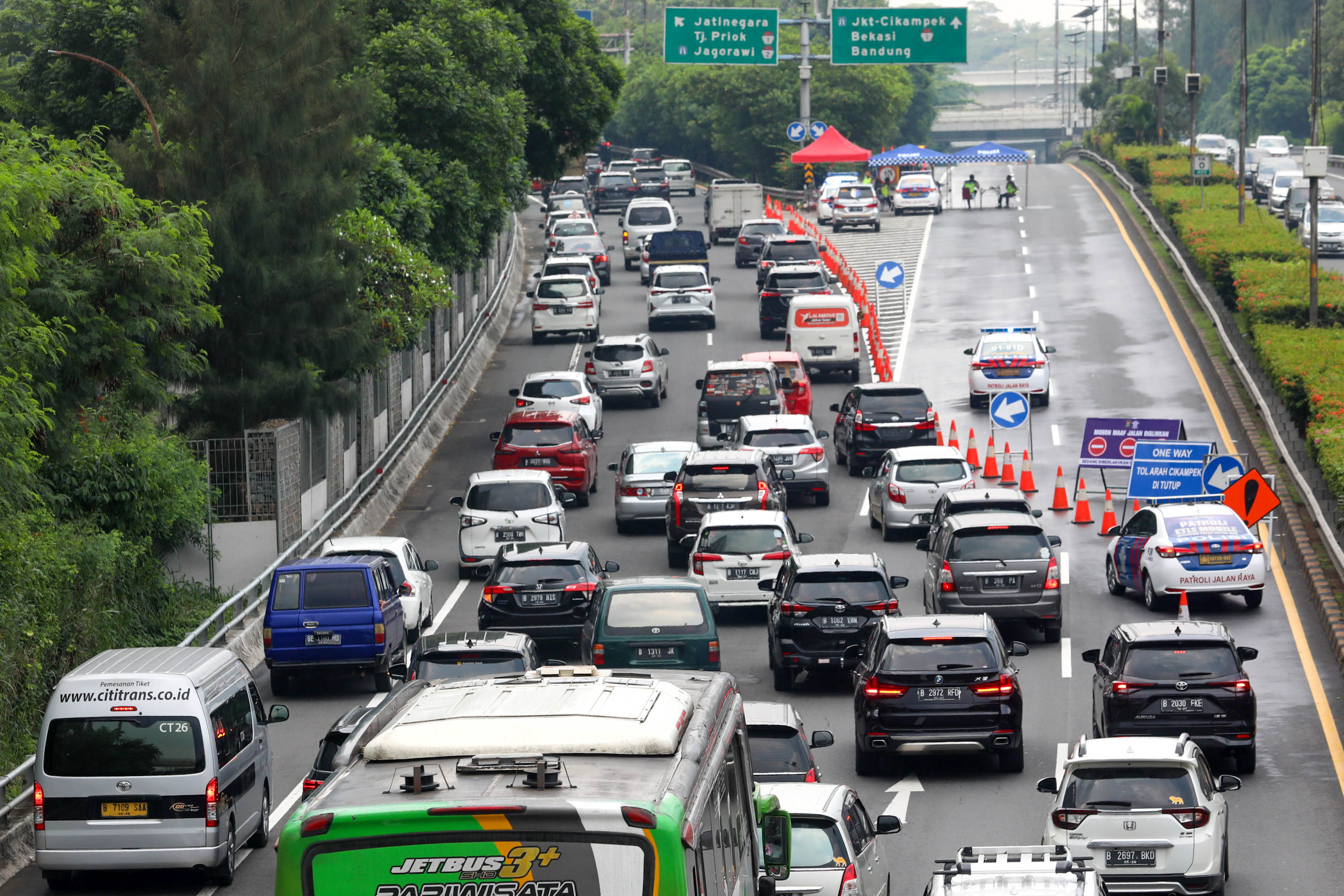 Kendaraan mengantre saat penutupan Jalan Tol Dalam Kota yang mengarah ke Tol Cikampek di Jakarta, Sabtu, 7 Mei 2022. Foto: Ismail Pohan/TrenAsia