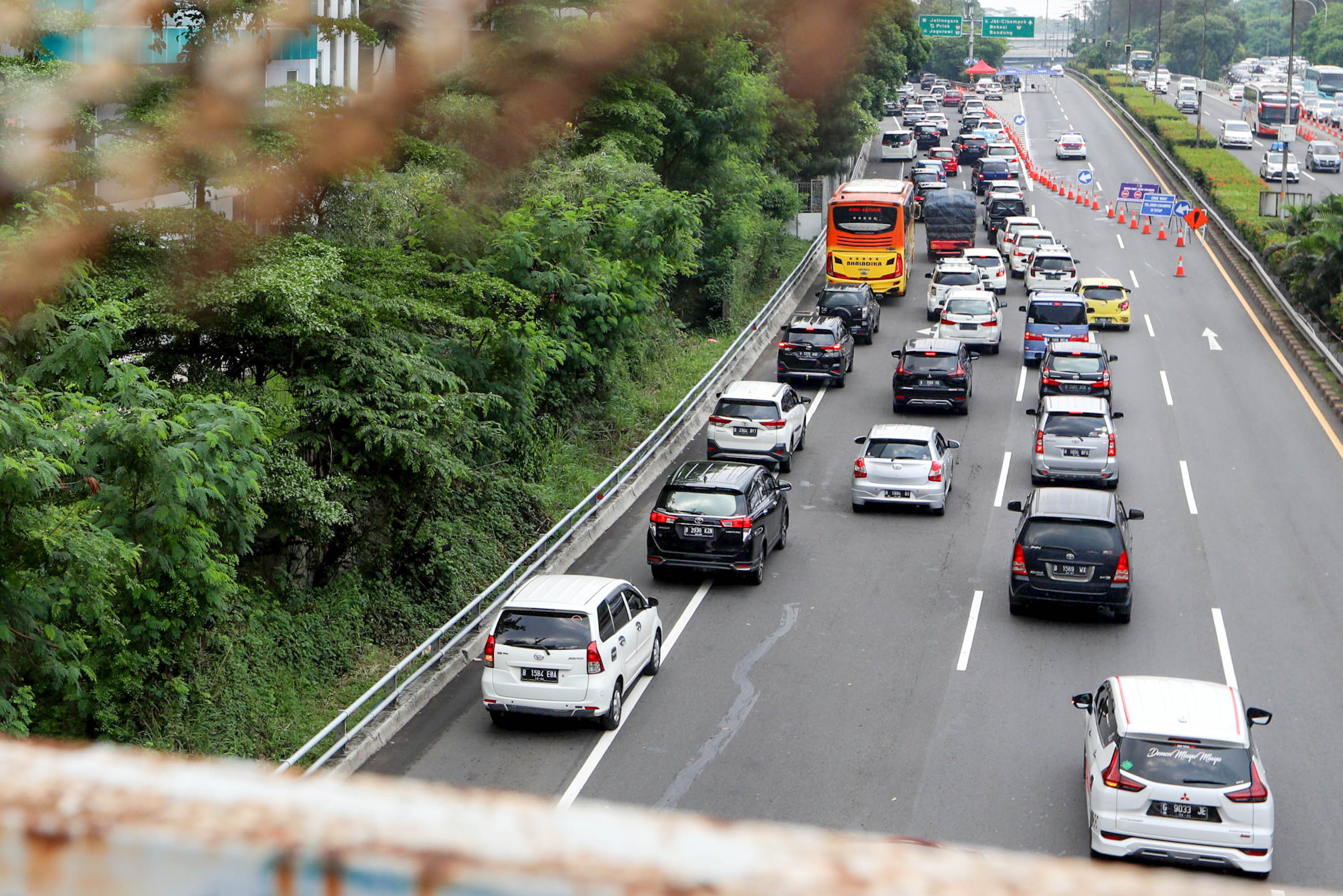 Kendaraan mengantre saat penutupan Jalan Tol Dalam Kota yang mengarah ke Tol Cikampek di Jakarta, Sabtu, 7 Mei 2022. Foto: Ismail Pohan/TrenAsia