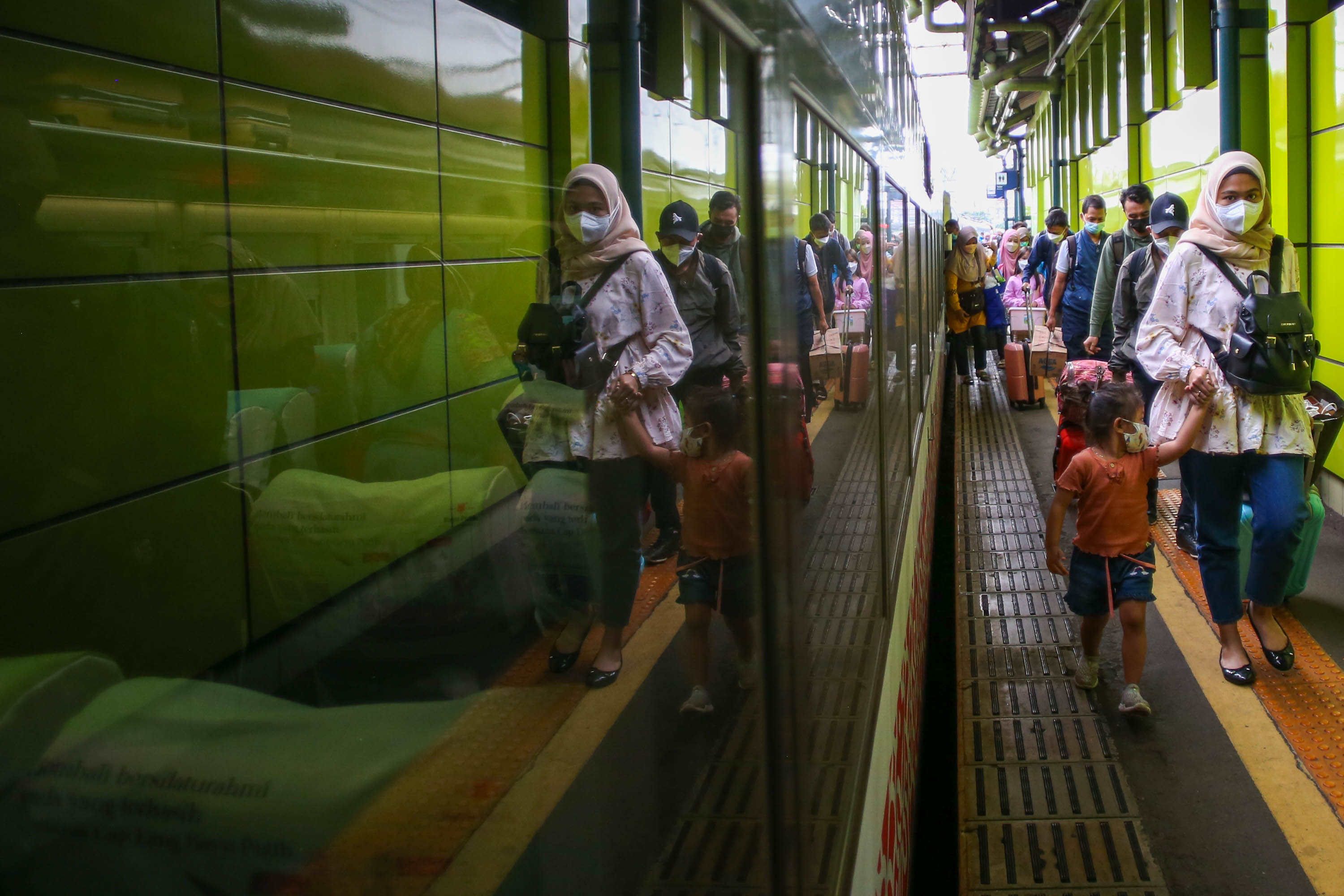 Sejumlah pemudik tiba di Stasiun Gambir pada arus balik lebaran 2022 di Jakarta, Sabtu, 7 Mei 2022. Foto: Ismail Pohan/TrenAsia