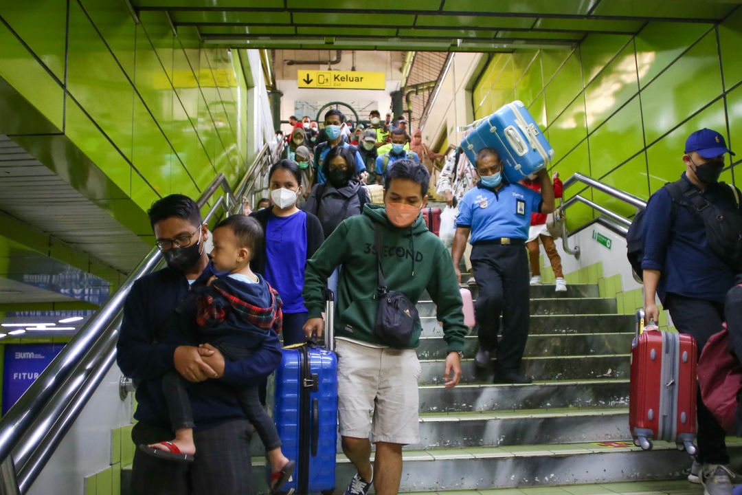 Sejumlah pemudik tiba di Stasiun Gambir pada arus balik lebaran 2022 di Jakarta, Sabtu, 7 Mei 2022. Foto: Ismail Pohan/TrenAsia