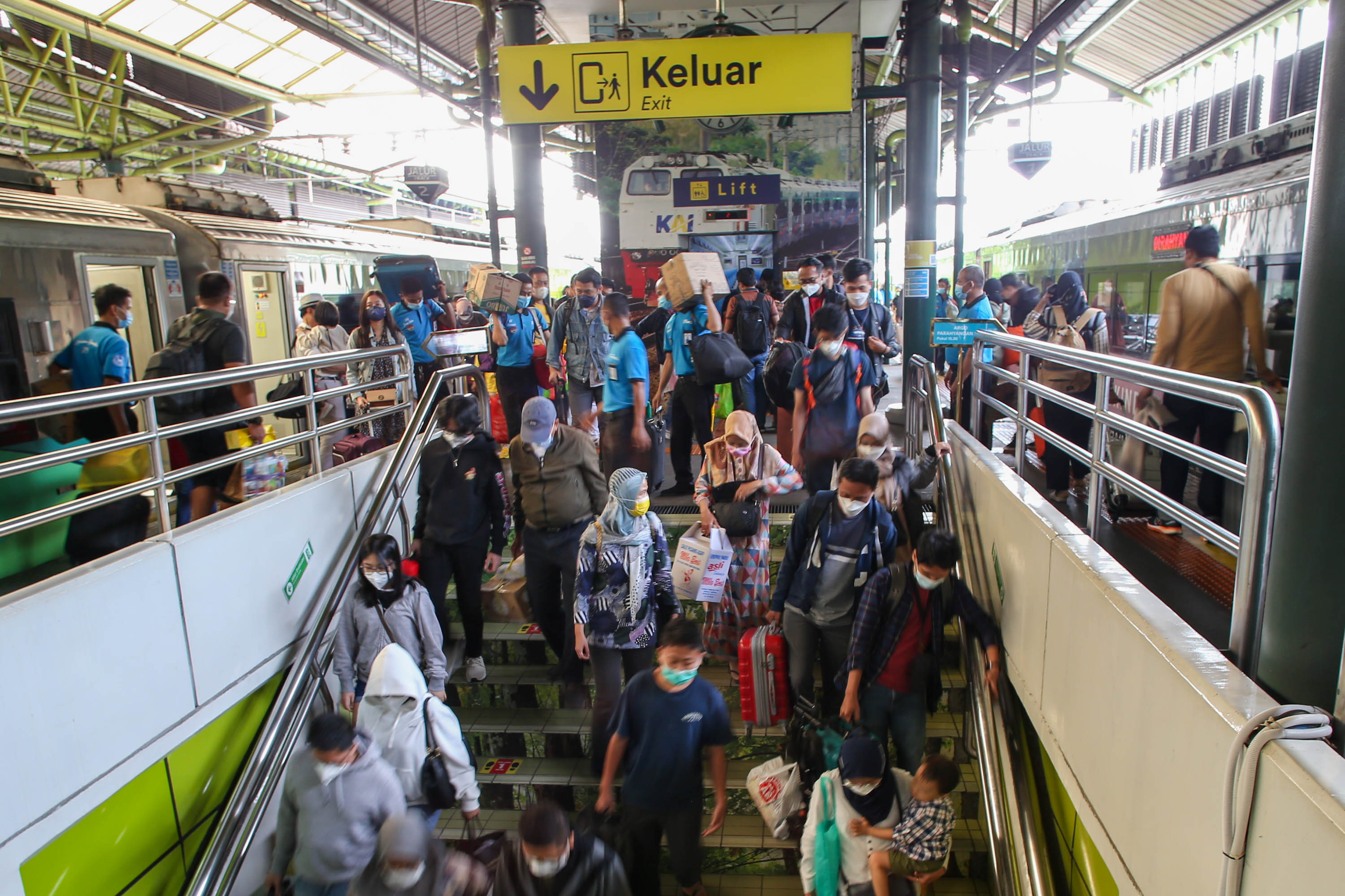 Sejumlah pemudik tiba di Stasiun Gambir pada arus balik lebaran 2022 di Jakarta, Sabtu, 7 Mei 2022. Foto: Ismail Pohan/TrenAsia