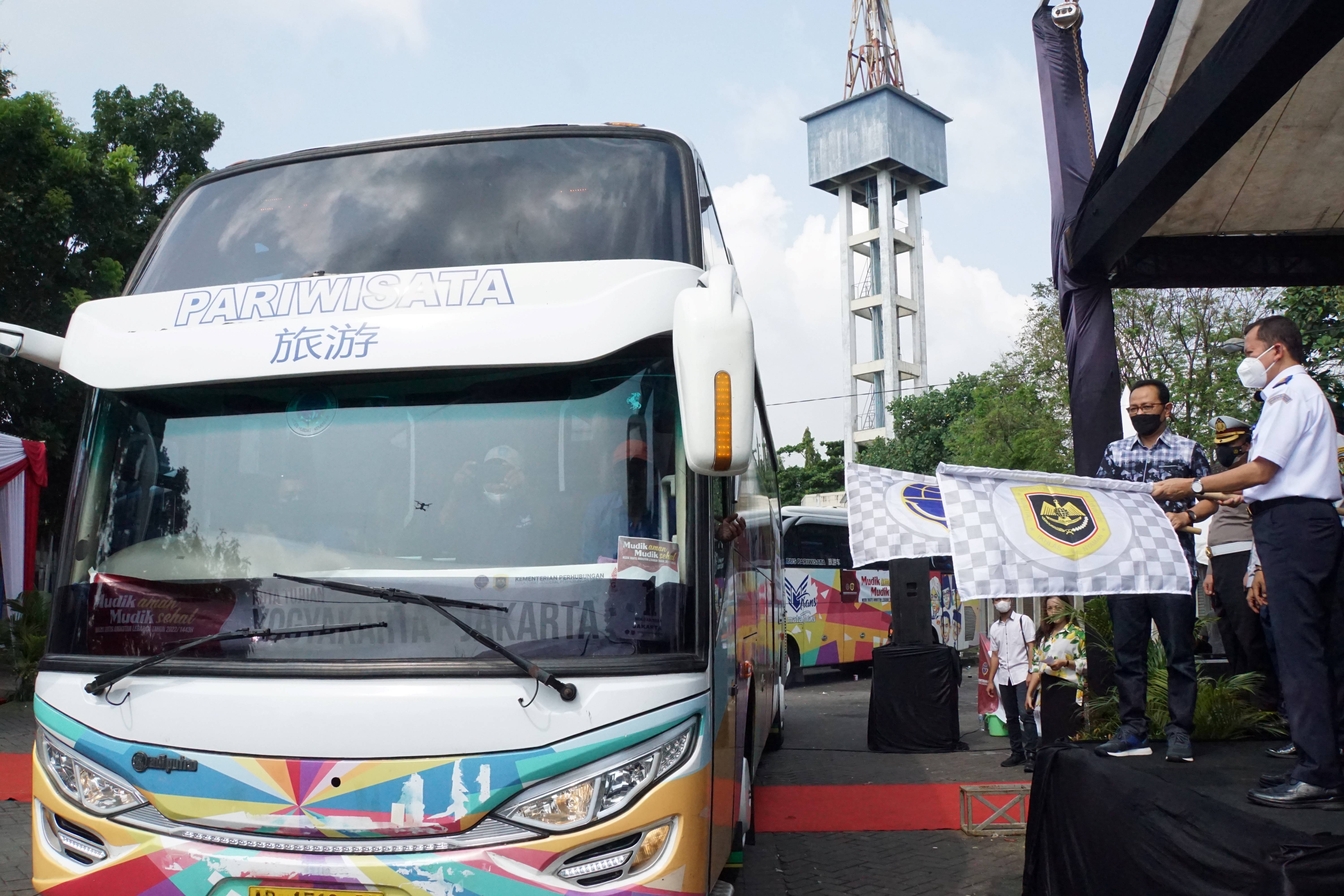 Wakil Walikota Yogyakarta Heroe Poerwadi melepas peserta arus balik gratis dari Terminal Giwangan, Minggu (8/5/2022).