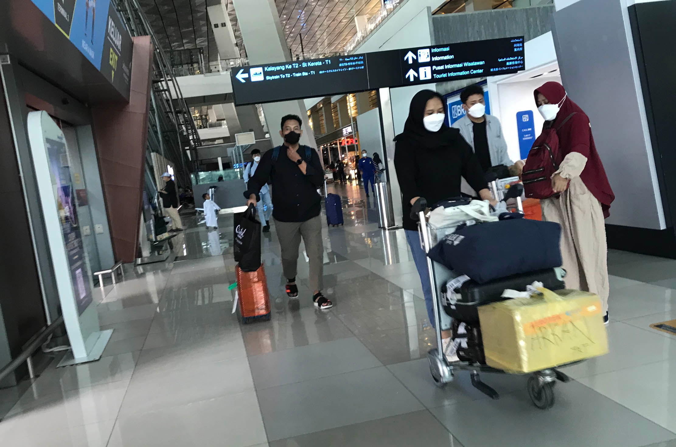 Sejumlah penumpang pesawat berjalan setibanya di Terminal 2 dan 3 Domestik Bandara Soekarno Hatta, Tangerang, Banten. PT Angkasa Pura II mencatat pada Minggu 8 Mei 2022 pergerakan penumpang yang datang dan pergi melalui Bandara Soekarno Hatta yaitu sebanyak 150.473 penumpang. Foto : Panji Asmoro/TrenAsia