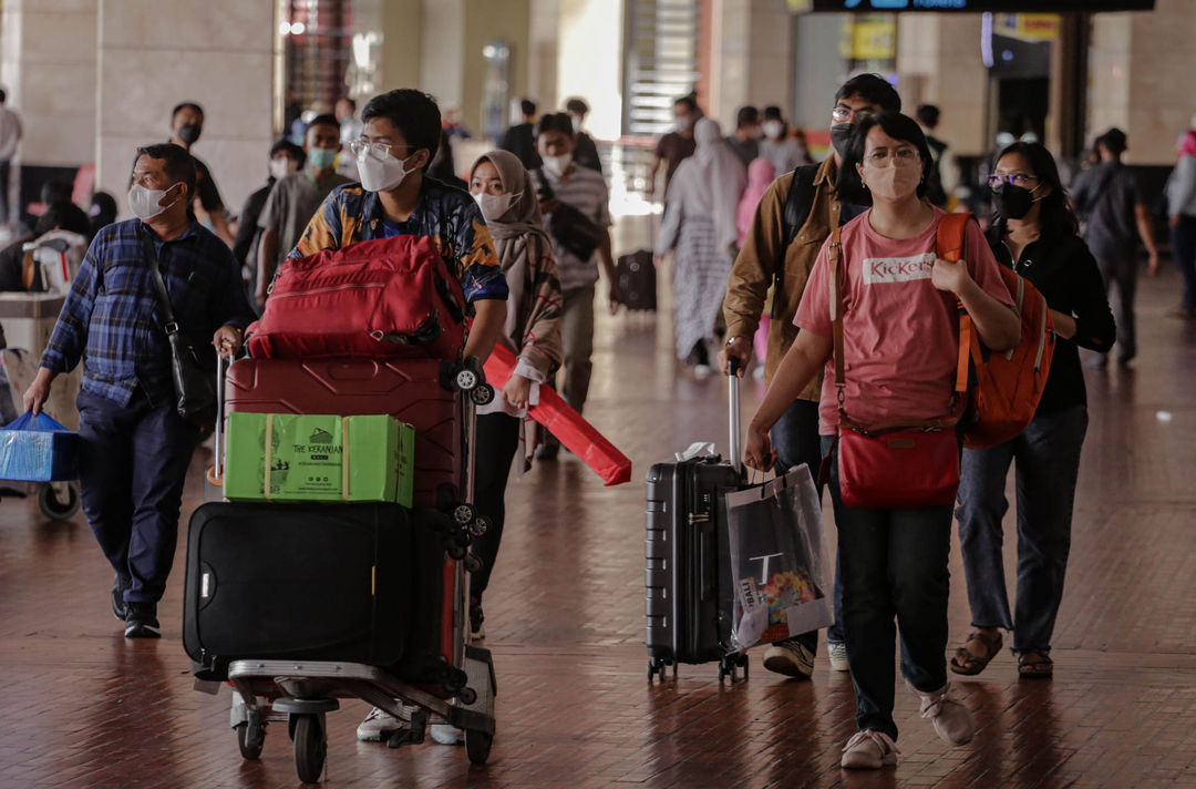 Sejumlah penumpang pesawat berjalan setibanya di Terminal 2 dan 3 Domestik Bandara Soekarno Hatta, Tangerang, Banten. PT Angkasa Pura II mencatat pada Minggu 8 Mei 2022 pergerakan penumpang yang datang dan pergi melalui Bandara Soekarno Hatta yaitu sebanyak 150.473 penumpang. Foto : Panji Asmoro/TrenAsia