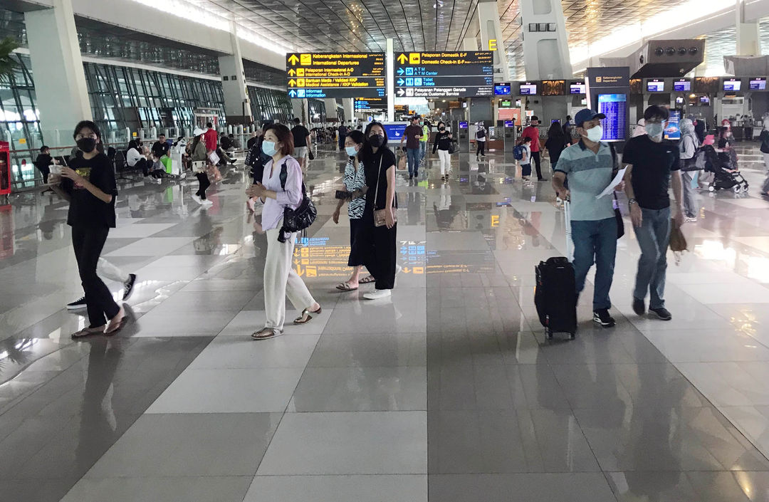 Sejumlah penumpang pesawat berjalan setibanya di Terminal 2 dan 3 Domestik Bandara Soekarno Hatta, Tangerang, Banten. PT Angkasa Pura II mencatat pada Minggu 8 Mei 2022 pergerakan penumpang yang datang dan pergi melalui Bandara Soekarno Hatta yaitu sebanyak 150.473 penumpang. Foto : Panji Asmoro/TrenAsia