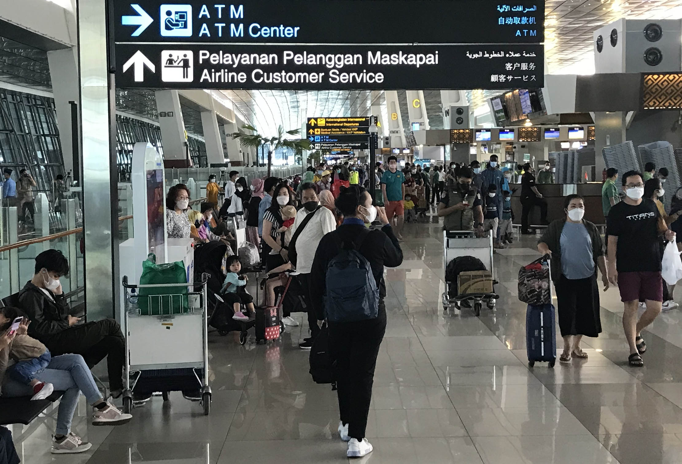 Sejumlah penumpang pesawat berjalan setibanya di Terminal 2 dan 3 Domestik Bandara Soekarno Hatta, Tangerang, Banten. PT Angkasa Pura II mencatat pada Minggu 8 Mei 2022 pergerakan penumpang yang datang dan pergi melalui Bandara Soekarno Hatta yaitu sebanyak 150.473 penumpang. Foto : Panji Asmoro/TrenAsia