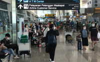 Sejumlah penumpang pesawat berjalan setibanya di Terminal 2 dan 3 Domestik Bandara Soekarno Hatta, Tangerang, Banten. PT Angkasa Pura II mencatat pada Minggu 8 Mei 2022 pergerakan penumpang yang datang dan pergi melalui Bandara Soekarno Hatta yaitu sebanyak 150.473 penumpang. Foto : Panji Asmoro/TrenAsia