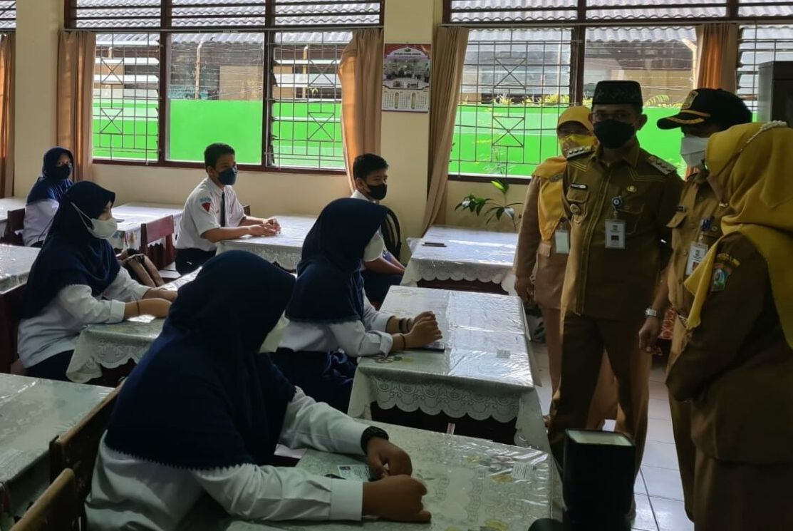 Wali Kota Balikpapan, Rahmad Mas'ud memantau pelaksanaan Ujian Sekolah Berbasis Daerah. 