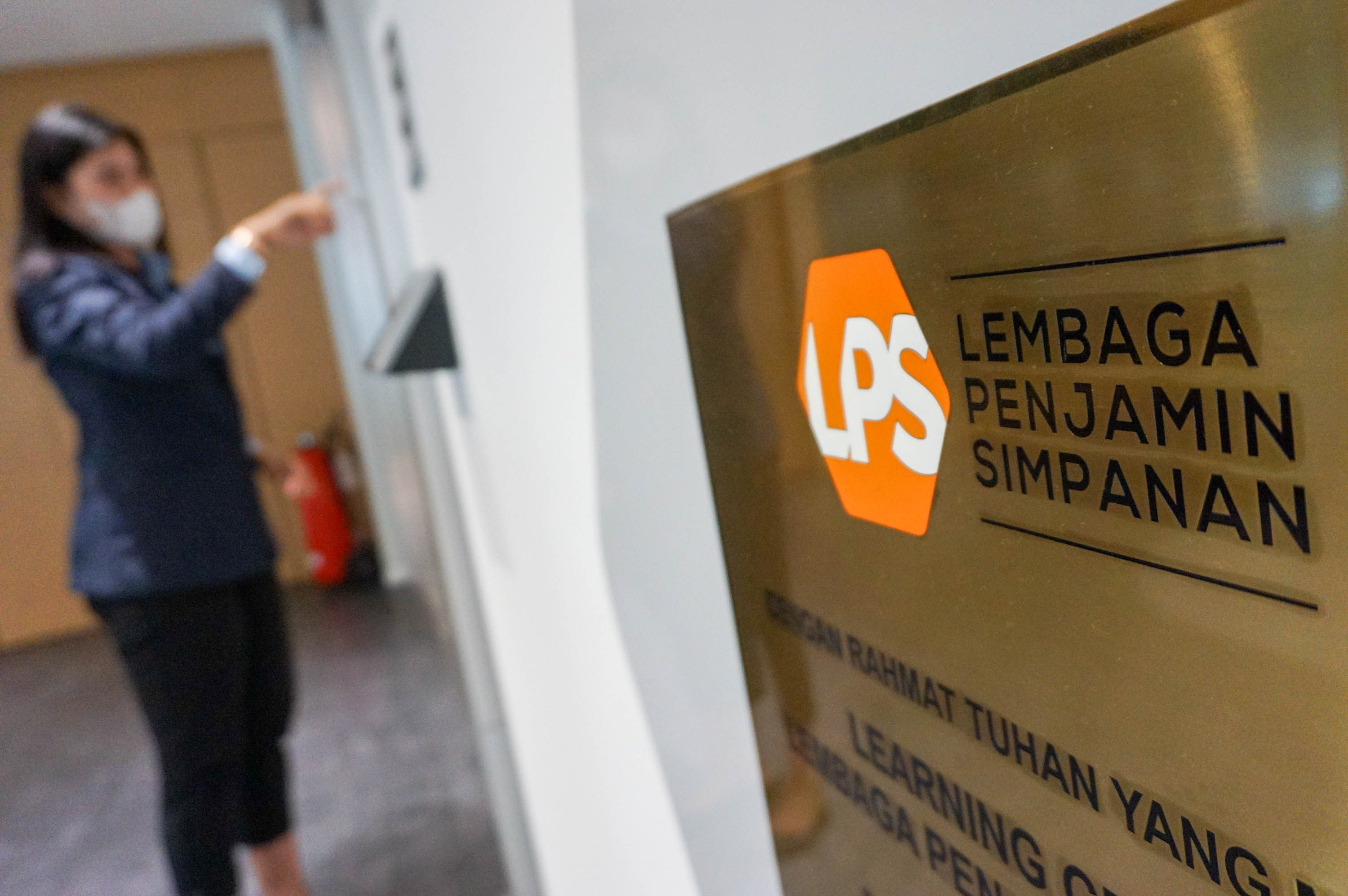 Karyawan beraktivitas di kantor Lembaga Penjamin Simpanan (LPS) di Jakarta, Senin, 9 Mei 2022. Foto: Ismail Pohan/TrenAsia