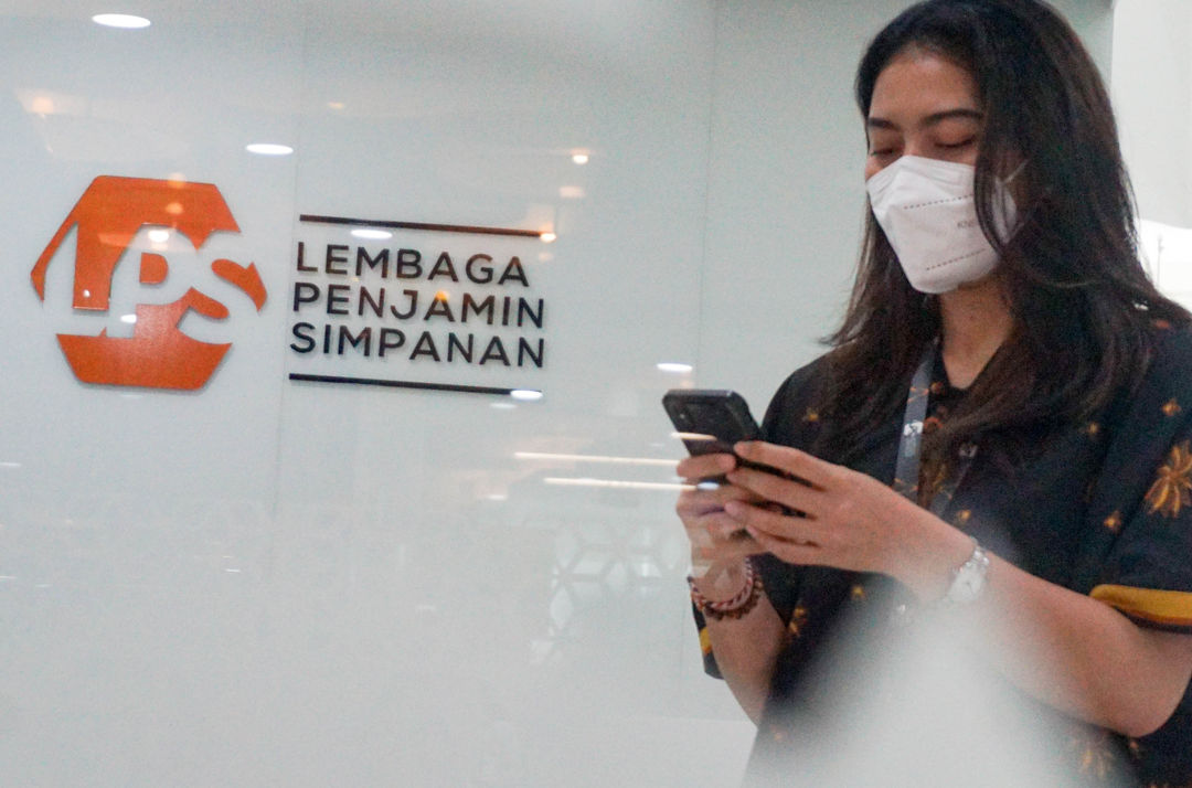 Karyawan beraktivitas di kantor Lembaga Penjamin Simpanan (LPS) di Jakarta, Senin, 9 Mei 2022. Foto: Ismail Pohan/TrenAsia