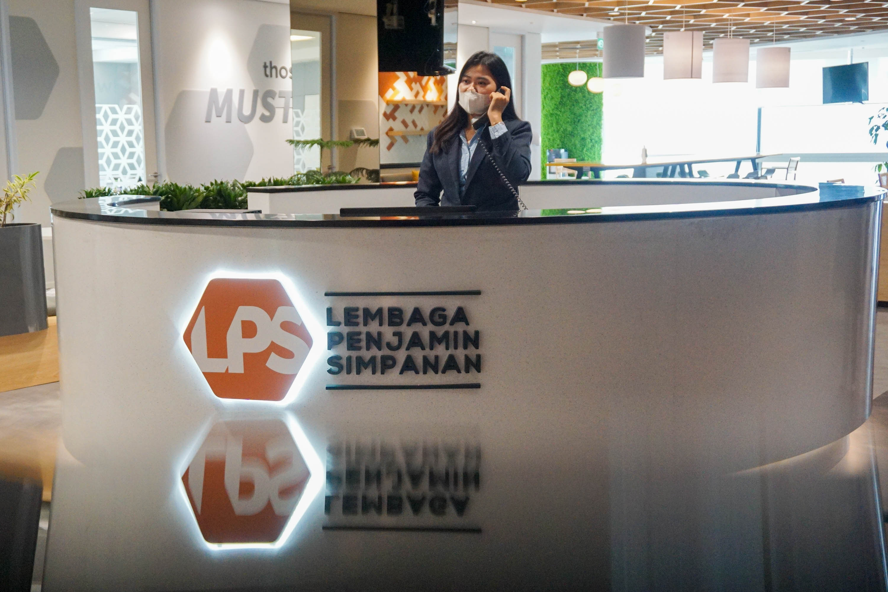 Karyawan beraktivitas di kantor Lembaga Penjamin Simpanan (LPS) di Jakarta, Senin, 9 Mei 2022. Foto: Ismail Pohan/TrenAsia