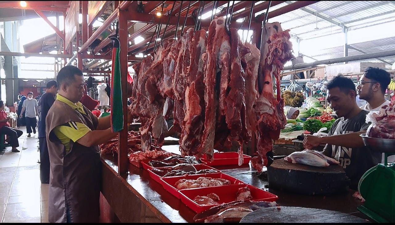 Penjual daging sapi di Pasar Way Halim, Bandar Lampung, Senin, 9 Mei 2022.