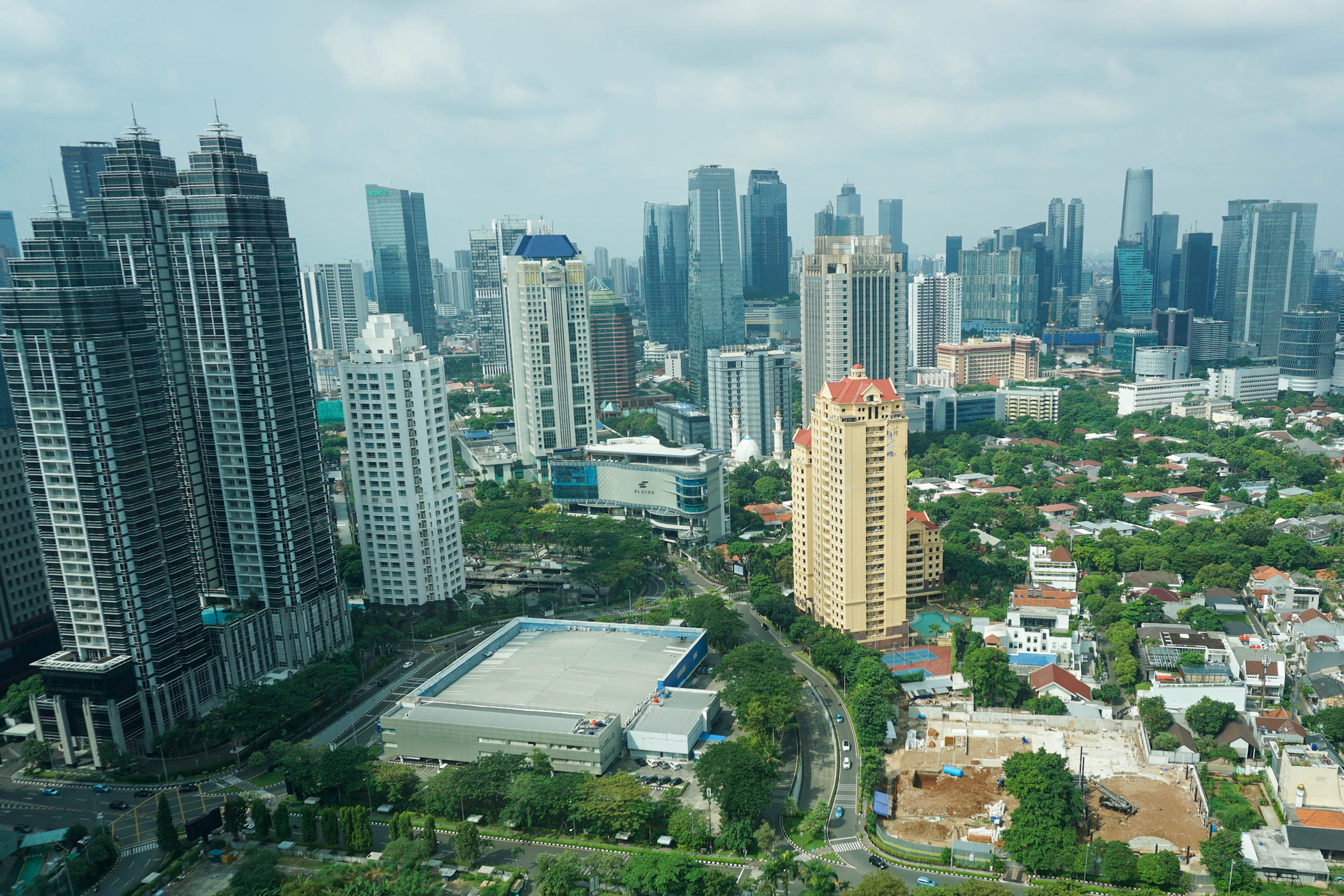 Suasana gedung perkantoran di Jakarta, Selasa, 10 Mei 2022. Foto: Ismail Pohan/TrenAsia