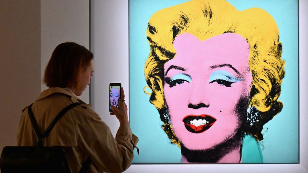 Lukisan berjudul ‘Shot Sage Blue Marilyn’ karya seniman Amerika, Andy Warhol menjadi karya abad ke-20 termahal di dunia.