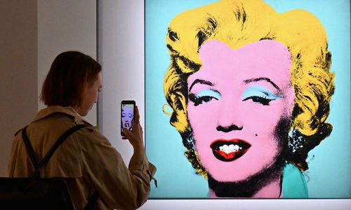 Lukisan berjudul ‘Shot Sage Blue Marilyn’ karya seniman Amerika, Andy Warhol menjadi karya abad ke-20 termahal di dunia.
