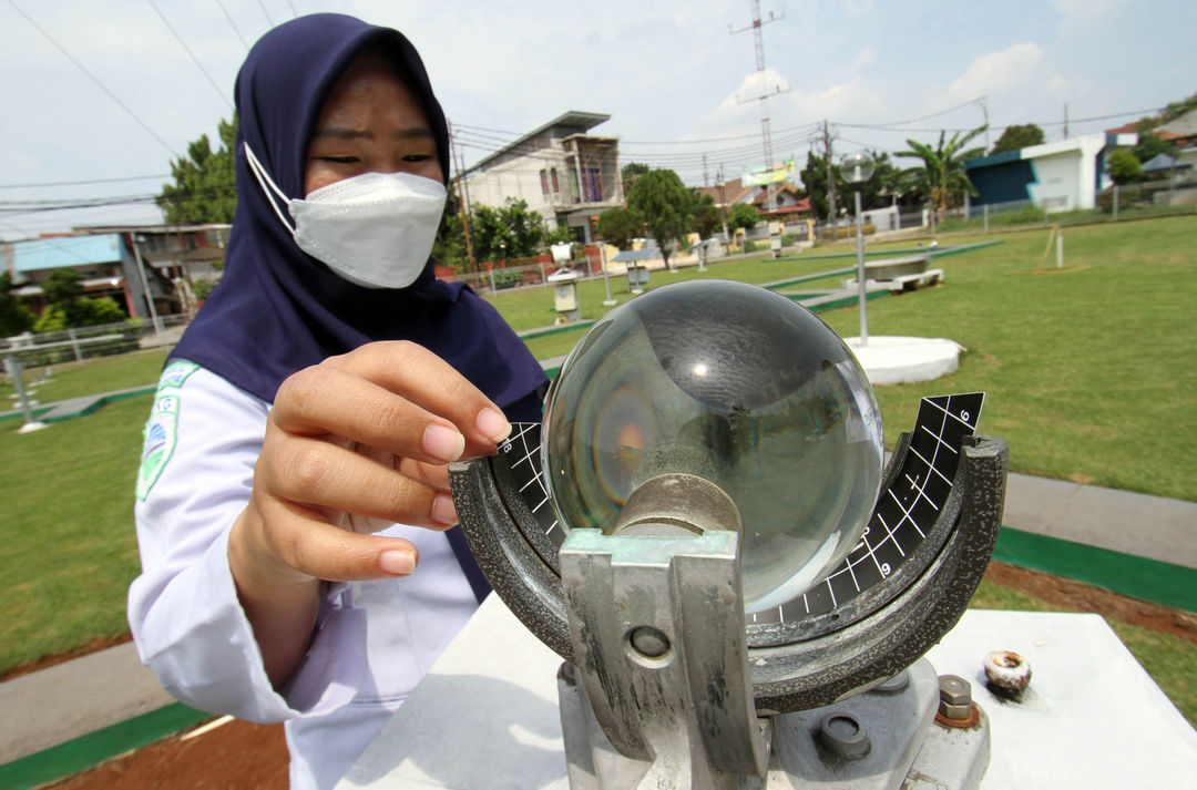 Petugas Stasiun Klimatologi BMKG Kelas II Tangerang Selatan saat melakukan pengamatan di Taman Alat Stasiun Klimatologi BMKG Pondok Betung, Tangerang Selatan, Banten, Selasa 10 Mei 2022. Foto : Panji Asmoro/TrenAsia