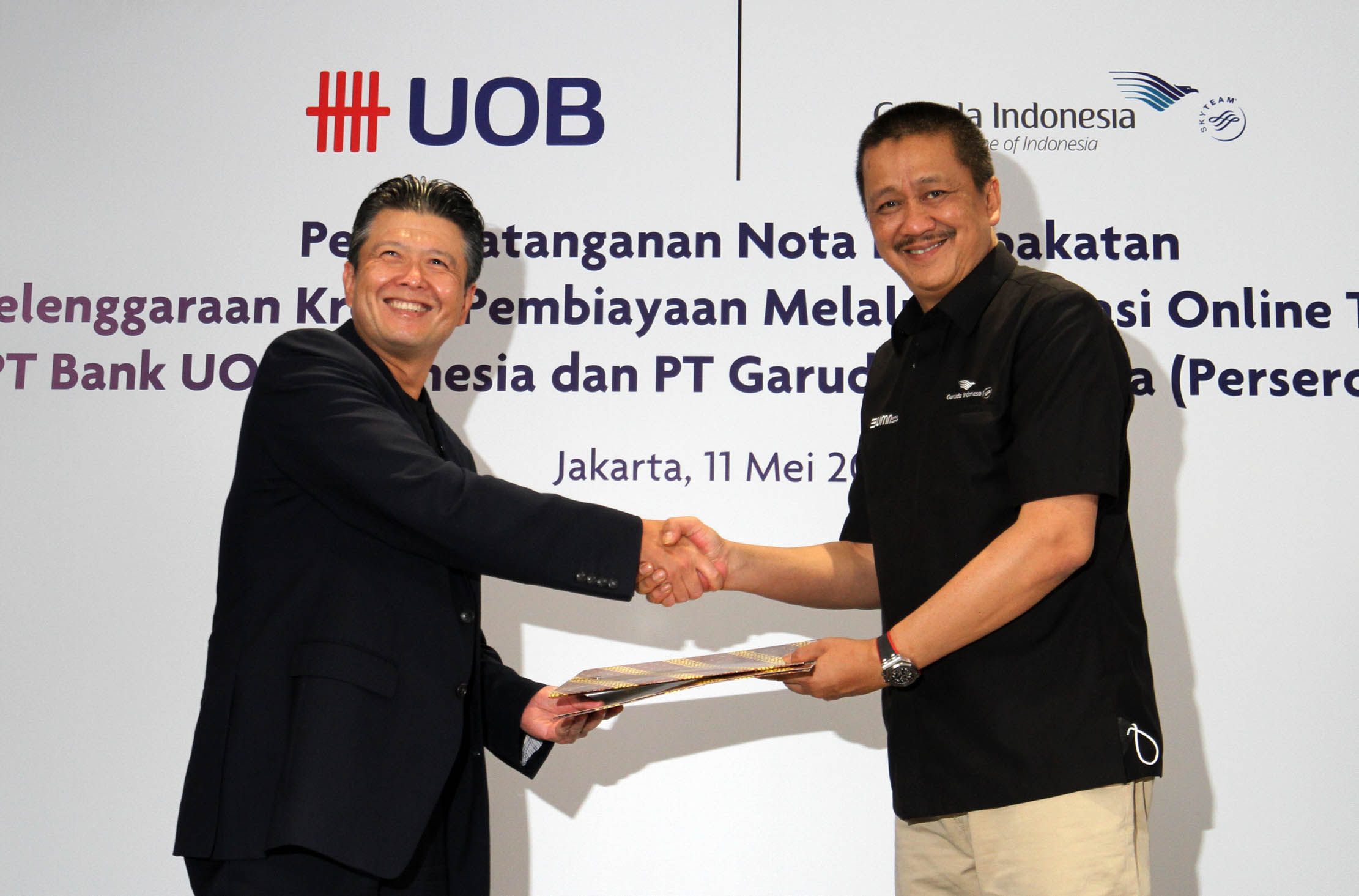 (ki-ka) Presiden Direktur UOB Indonesia  Hendra Gunawan bersama Direktur Utama Garuda Indonesia  Irfan Setiaputra usai menandatangani nota kesepakatan penyelenggaraan kredit pembiayaan melalui aplikasi online TMRW Pay yang diselenggarakan di UOB Plaza, Jakarta, Rabu 11 Mei 2022. Foto : Panji Asmoro/TrenAsia