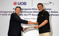 (ki-ka) Presiden Direktur UOB Indonesia  Hendra Gunawan bersama Direktur Utama Garuda Indonesia  Irfan Setiaputra usai menandatangani nota kesepakatan penyelenggaraan kredit pembiayaan melalui aplikasi online TMRW Pay yang diselenggarakan di UOB Plaza, Jakarta, Rabu 11 Mei 2022. Foto : Panji Asmoro/TrenAsia