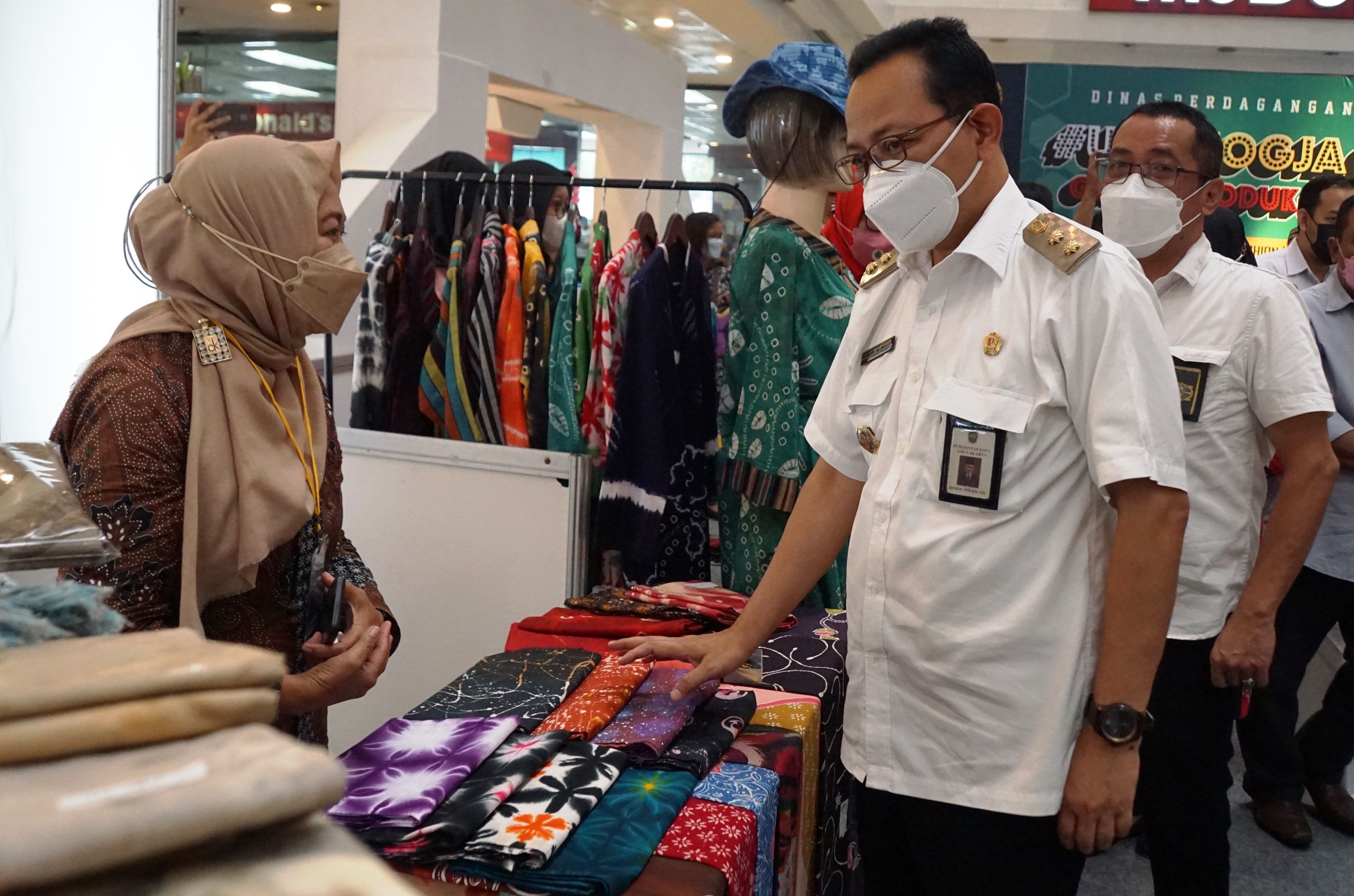 Wakil Walikota Yogyakarta Heroe Poerwadi meninjau Pameran produk unggulan Usaha Mikro Kecil (UMK) di atrium Malioboro Mal.